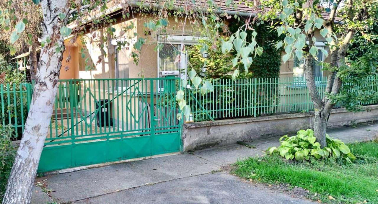 Grany'S Retro Guesthouse Near Budapest Airport Vecses Bagian luar foto