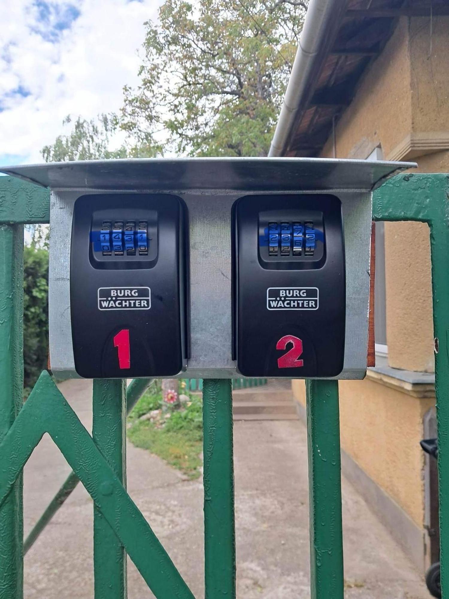 Grany'S Retro Guesthouse Near Budapest Airport Vecses Bagian luar foto