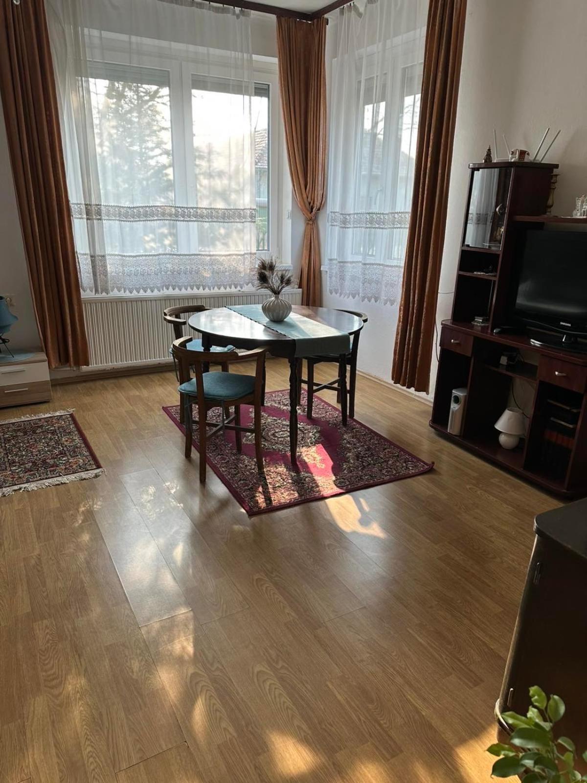 Grany'S Retro Guesthouse Near Budapest Airport Vecses Bagian luar foto