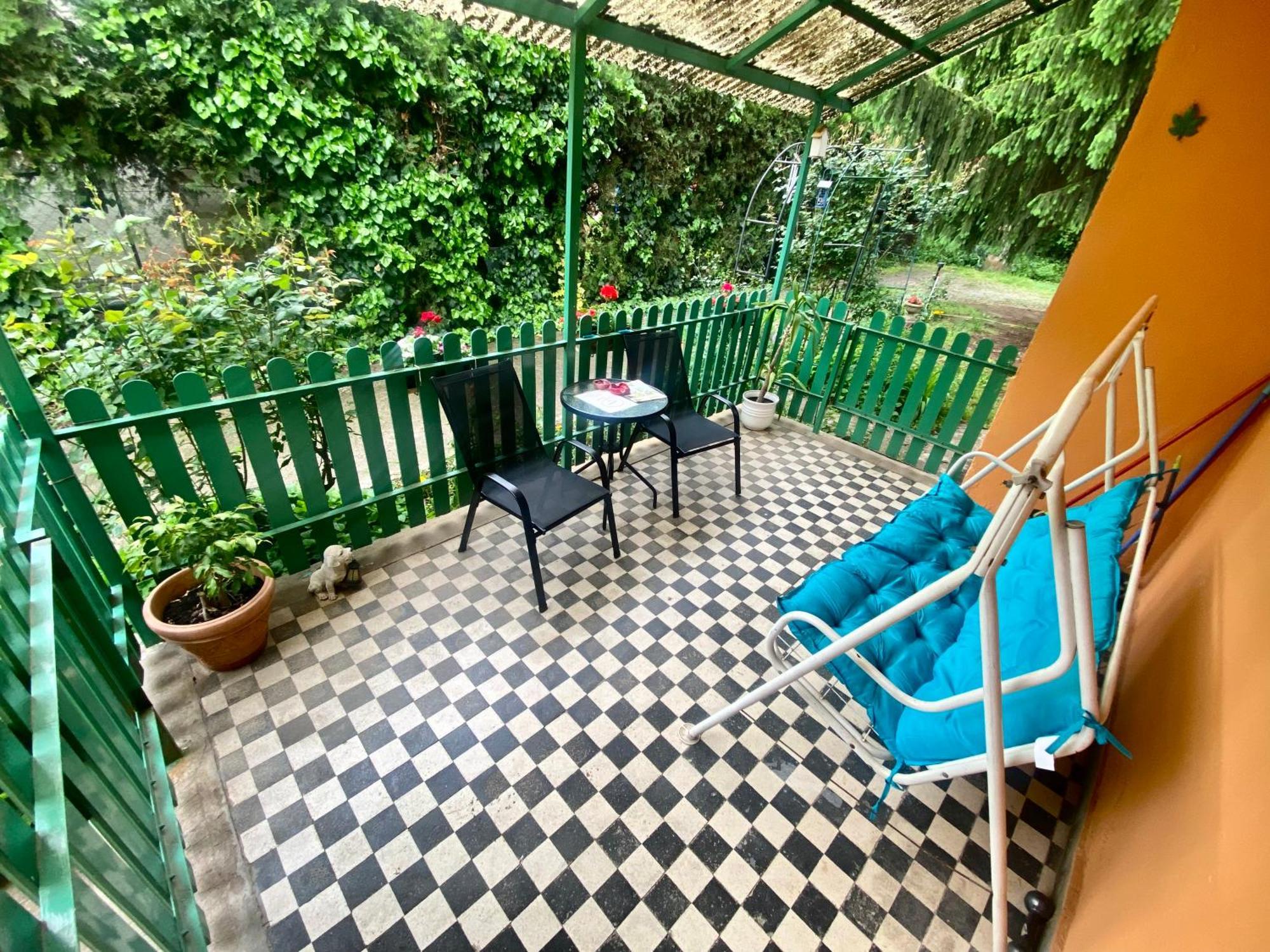 Grany'S Retro Guesthouse Near Budapest Airport Vecses Bagian luar foto